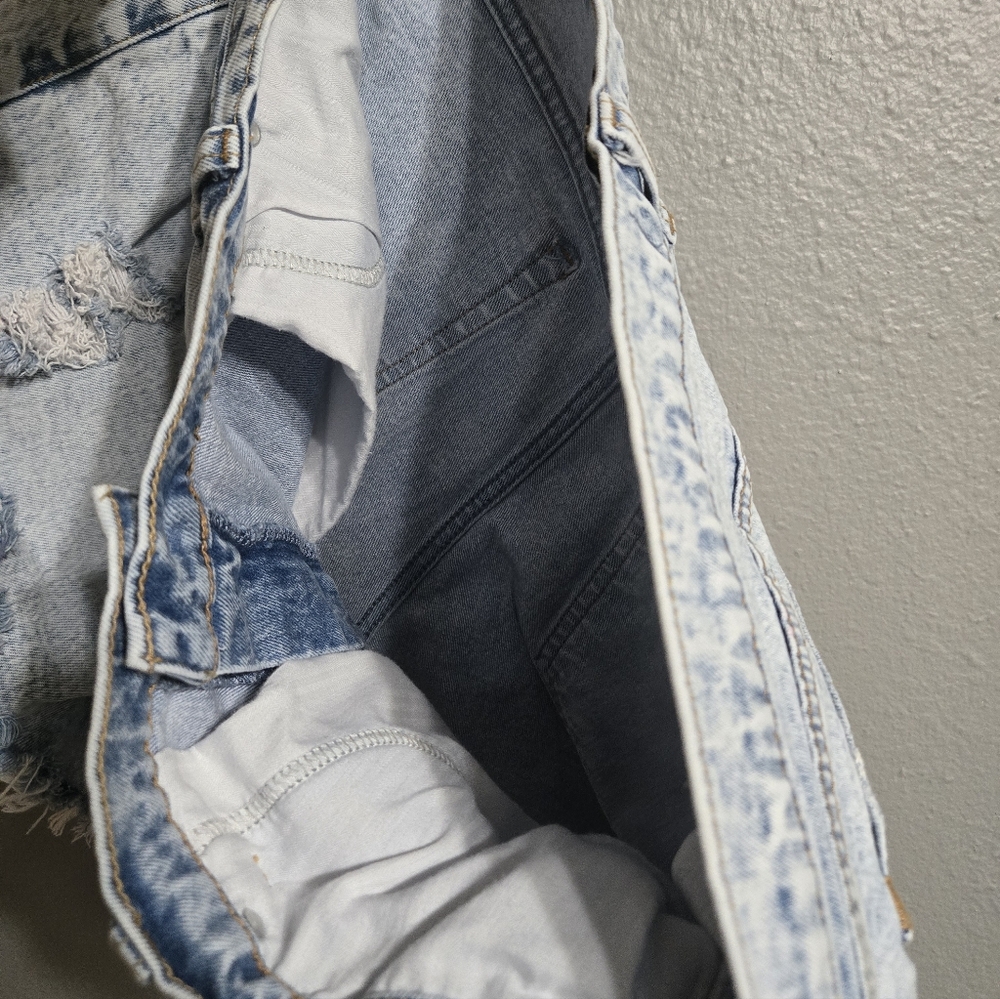 Abercrombie & Fitch The Mom Short High Rise Light Wash Shorts Size 33/16 - Picture 13 of 16